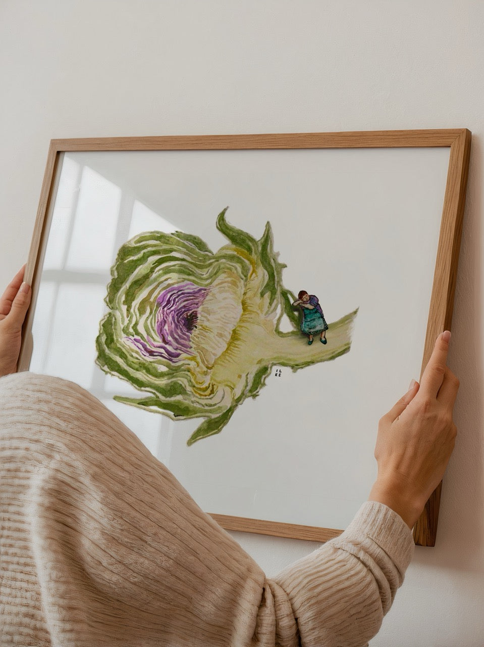 İlke Arseven’in “Siesta” adlı, dev bir enginar çiçeği üzerinde dinlenen kadın figürlü zarif illüstrasyon posteri.