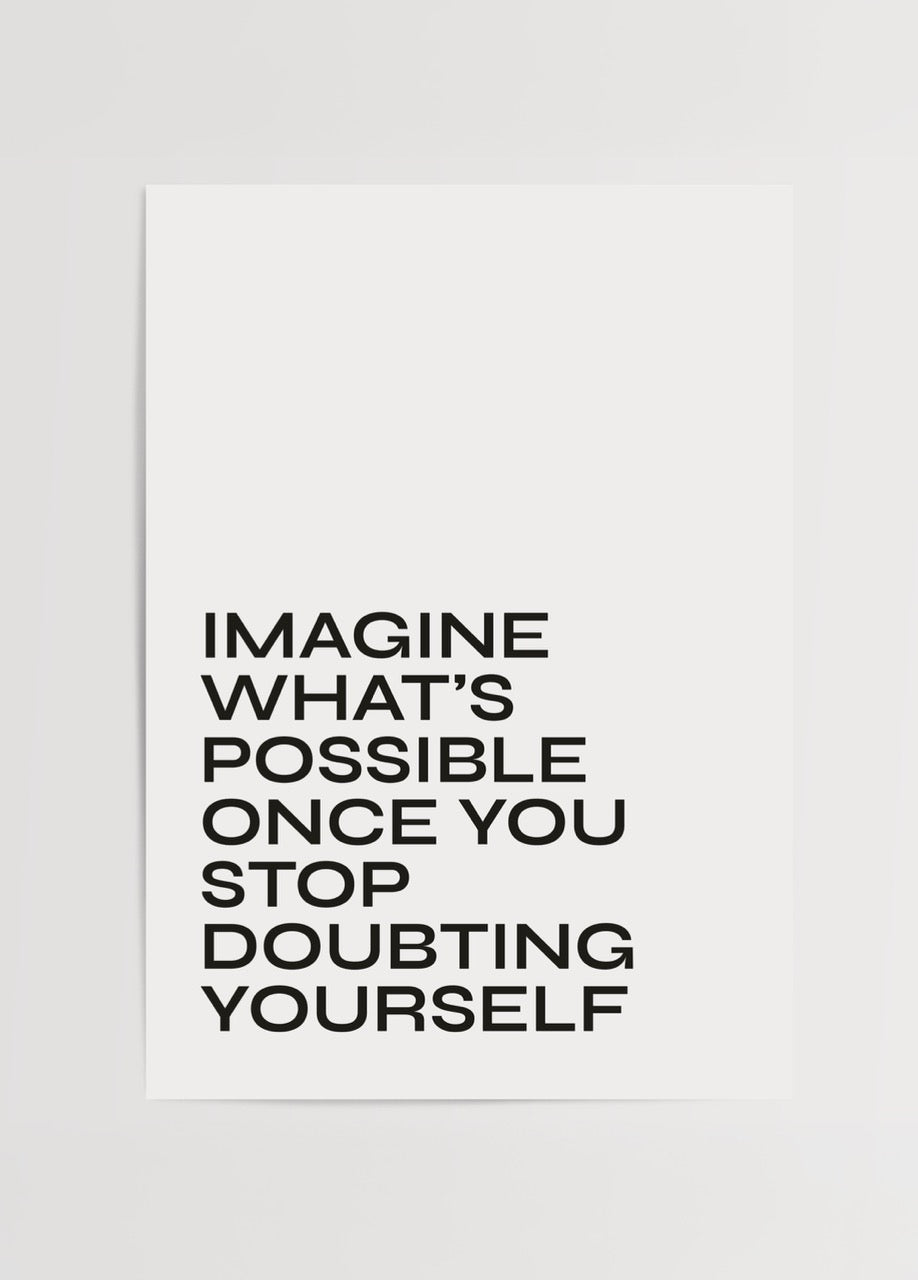 Imagine What’s Possible posteri, siyah tipografiyle beyaz fon üzerine özgüven ve motivasyon mesajı