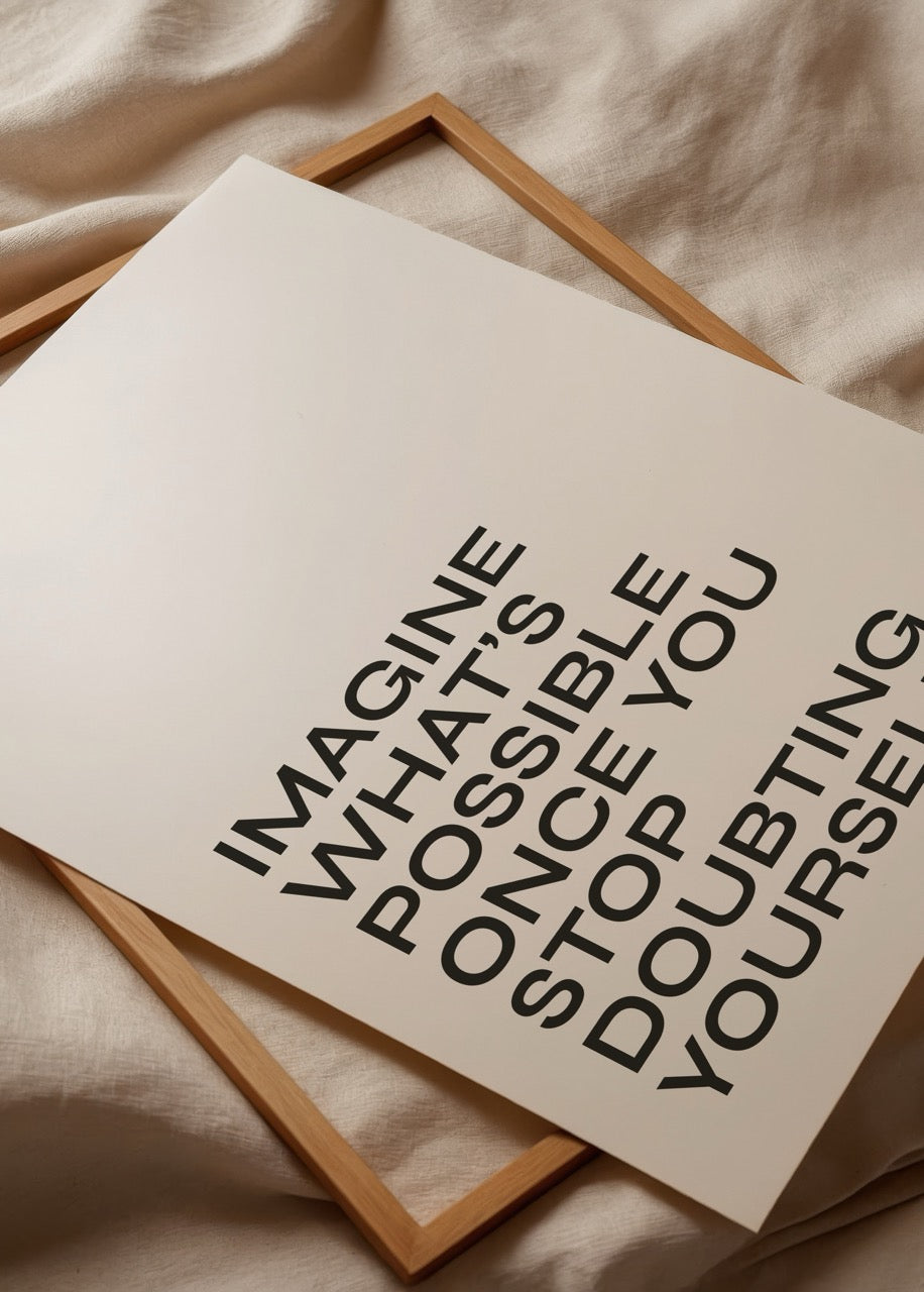 Imagine What’s Possible posteri, siyah tipografiyle beyaz fon üzerine özgüven ve motivasyon mesajı