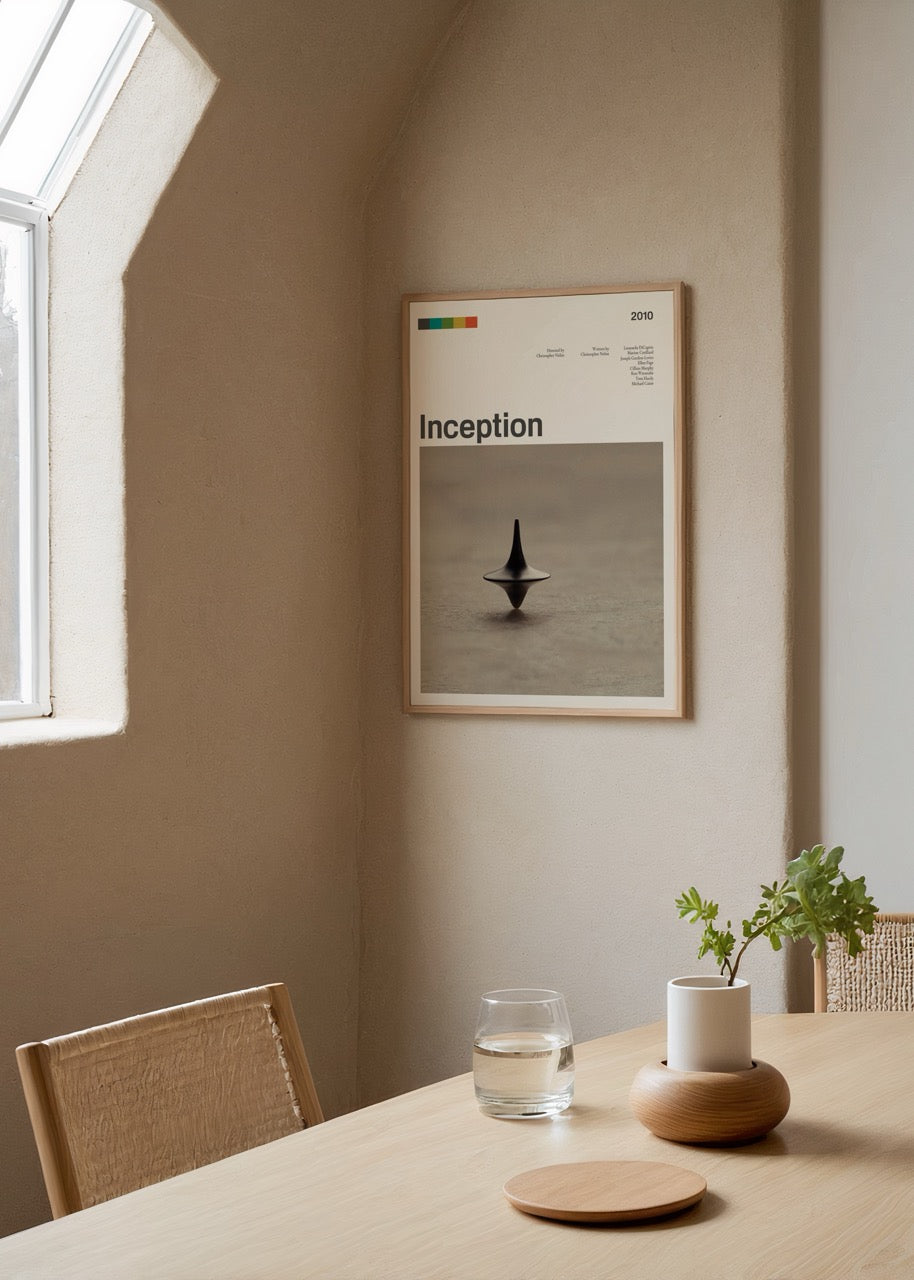 Masa üzerinde duran siyah metal topaç ile sinematik minimal sahne