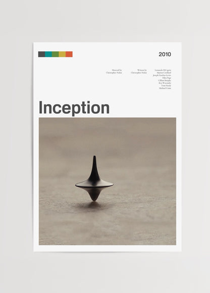 Masa üzerinde duran siyah metal topaç ile sinematik minimal sahne