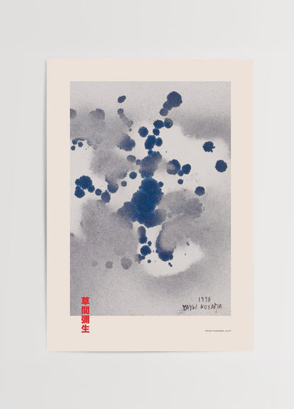 Yayoi Kusama’nın mavi damlalarla oluşturduğu soyut Rain posteri
