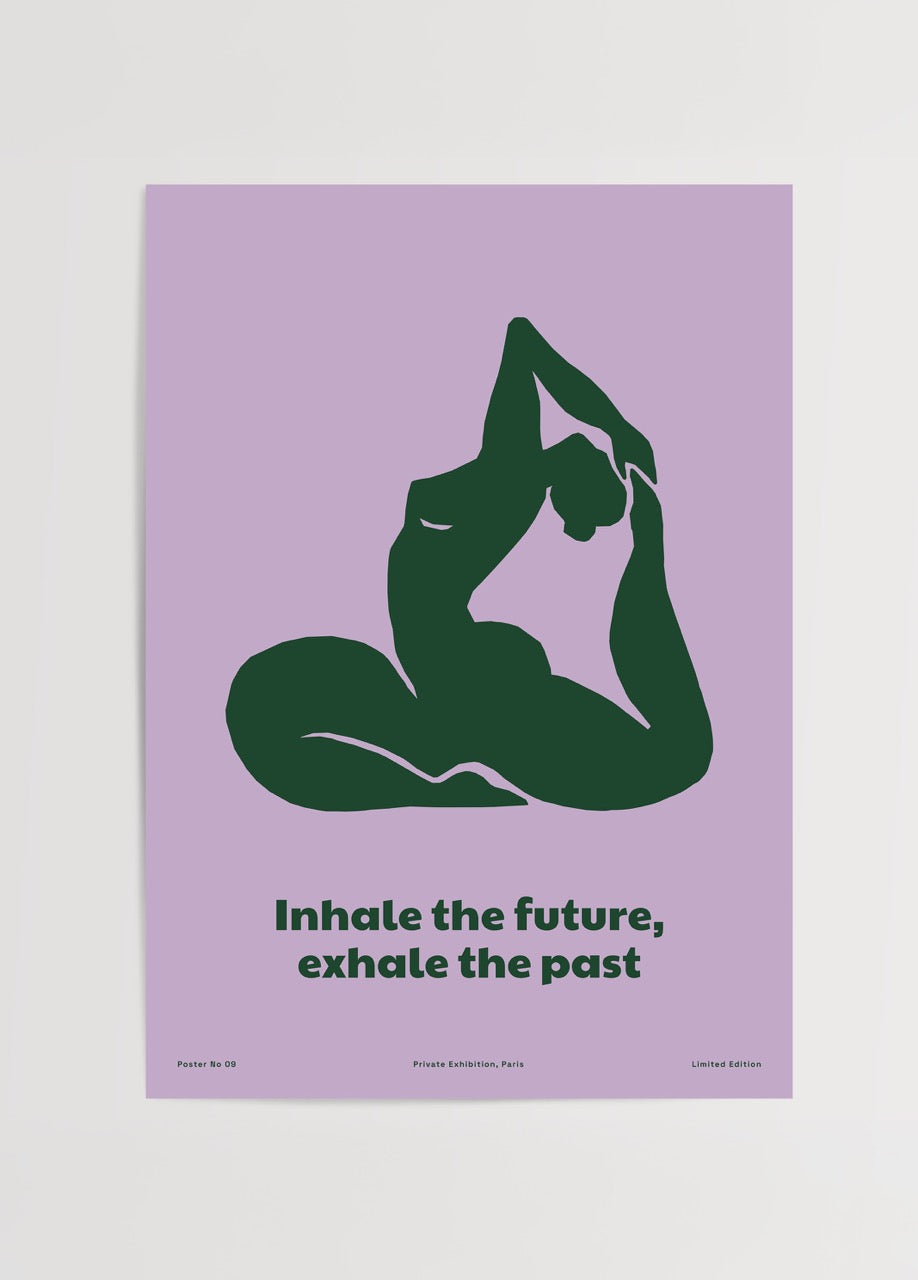 Pastel mor zemin üzerine yeşil soyut kadın figürü ve “Inhale the future, exhale the past” yazılı minimalist poster