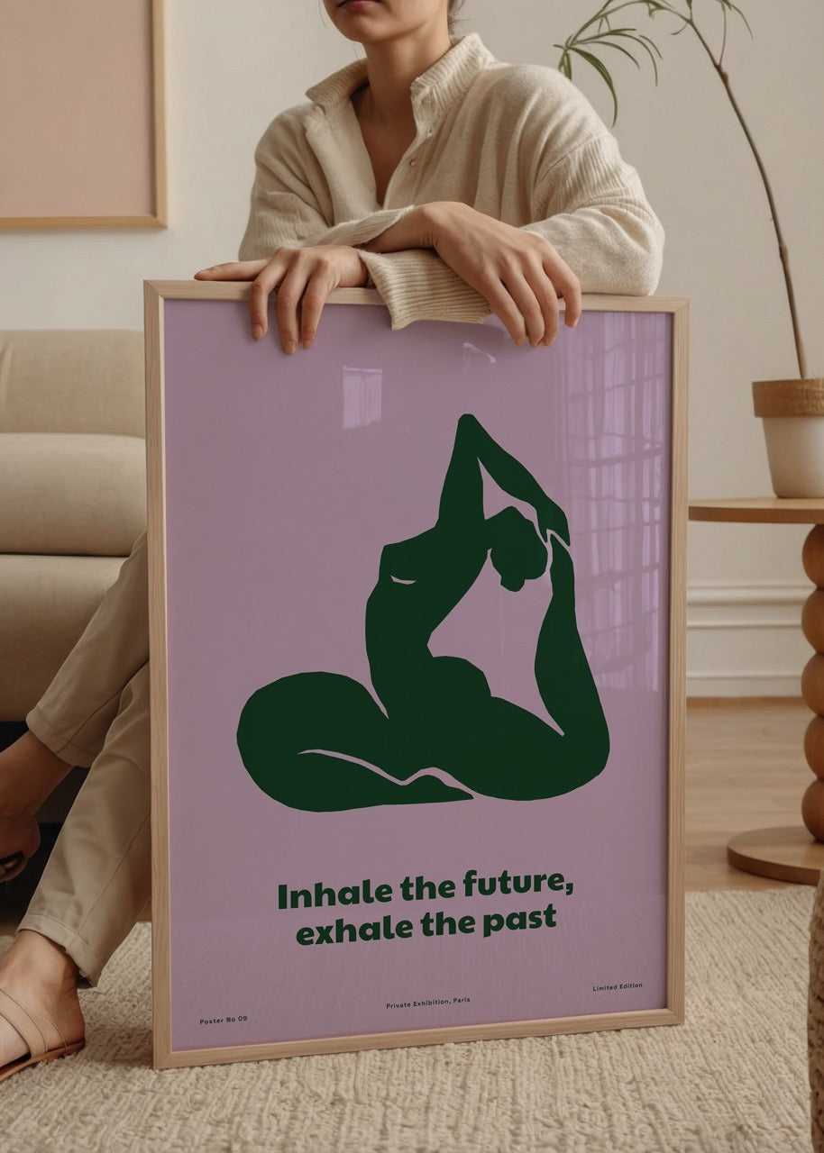Pastel mor zemin üzerine yeşil soyut kadın figürü ve “Inhale the future, exhale the past” yazılı minimalist poster