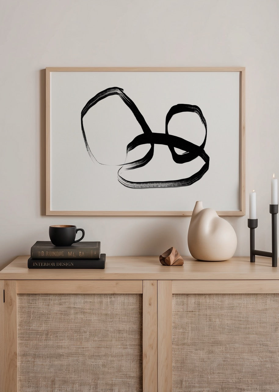 Siyah fırça darbeleriyle çizilmiş dinamik ve modern soyut minimal poster