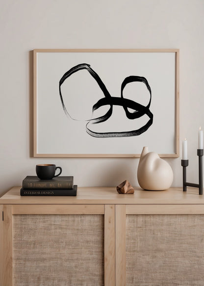 Siyah fırça darbeleriyle çizilmiş dinamik ve modern soyut minimal poster