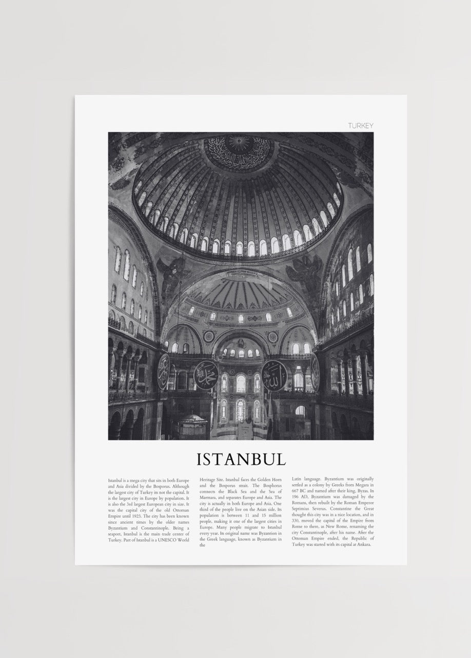 Ayasofya’nın kubbe iç mimarisiyle İstanbul’un kültürel mirasını yansıtan siyah beyaz poster