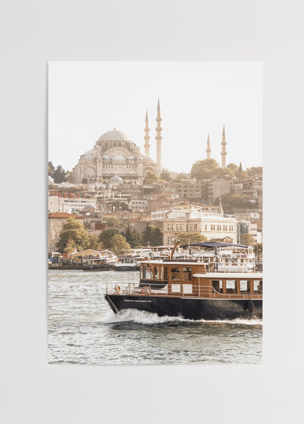 İstanbul Boğazı'nda ilerleyen tekne ve arka planda Süleymaniye Camii’nin yer aldığı şehir manzaralı poster