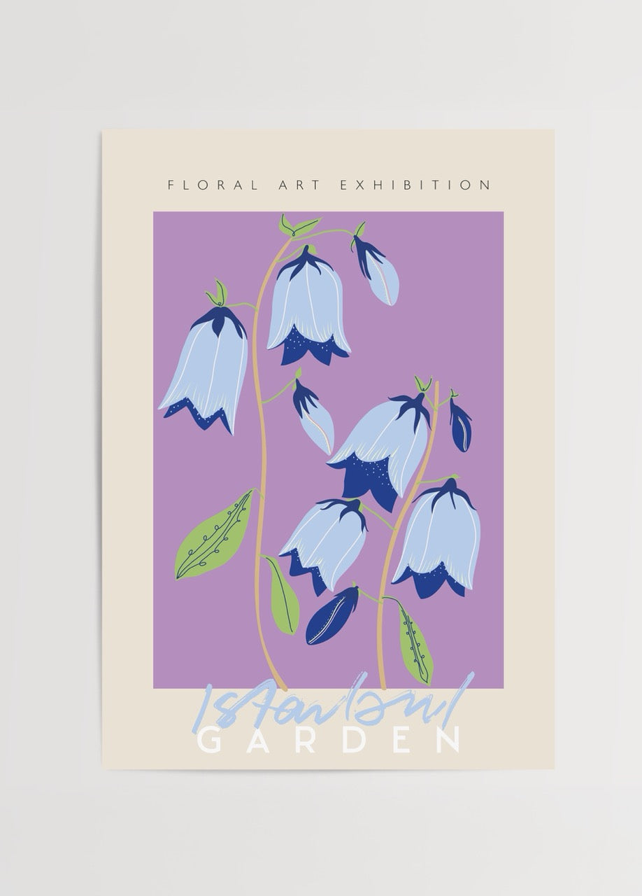 Lila zemin üzerine mavi çan çiçekleriyle tasarlanmış Istanbul Garden temalı poster