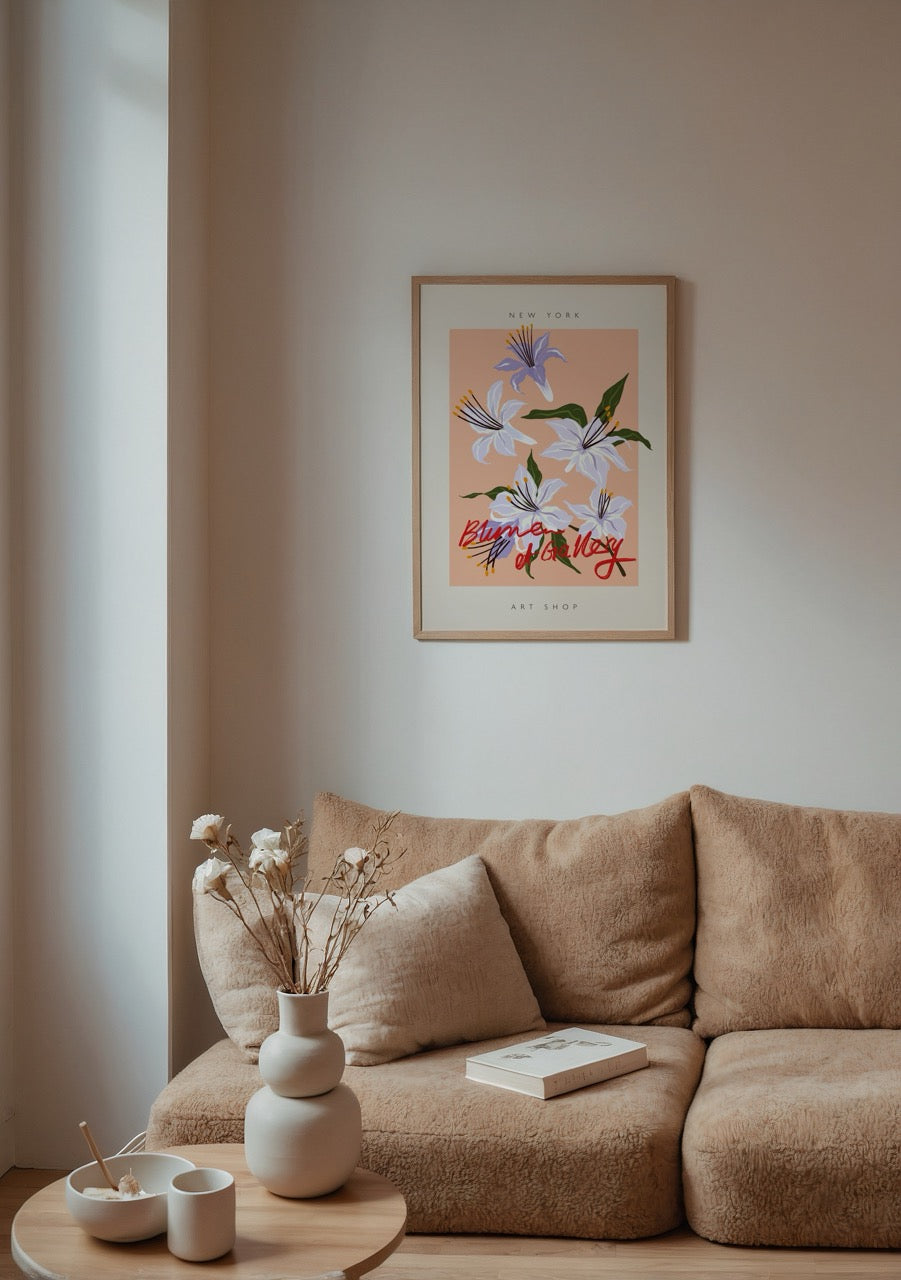 Şeftali rengi zemin üzerinde lila ve beyaz çiçeklerle tasarlanmış New York temalı Blume et Gallery posteri