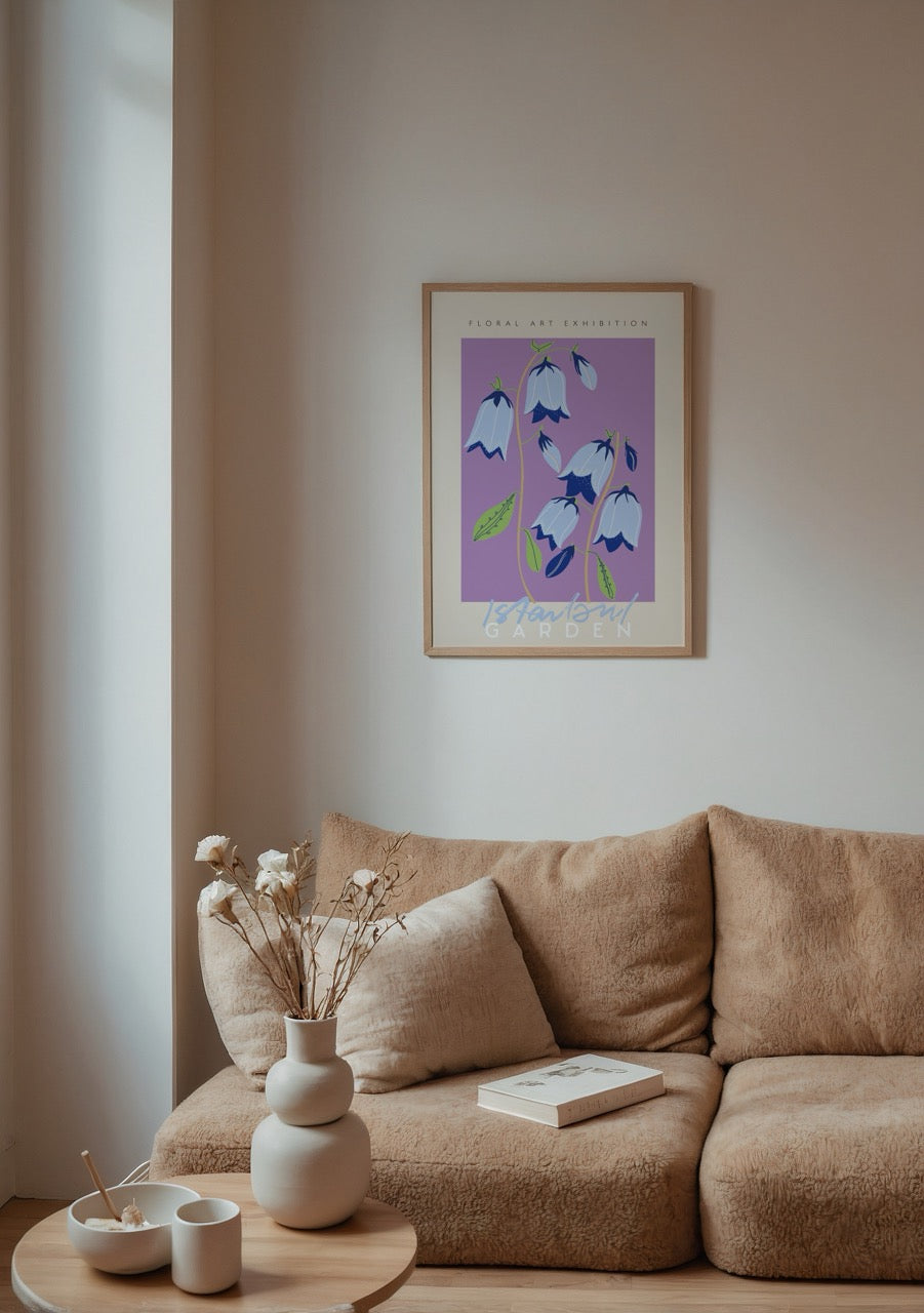 Lila zemin üzerine mavi çan çiçekleriyle tasarlanmış Istanbul Garden temalı poster