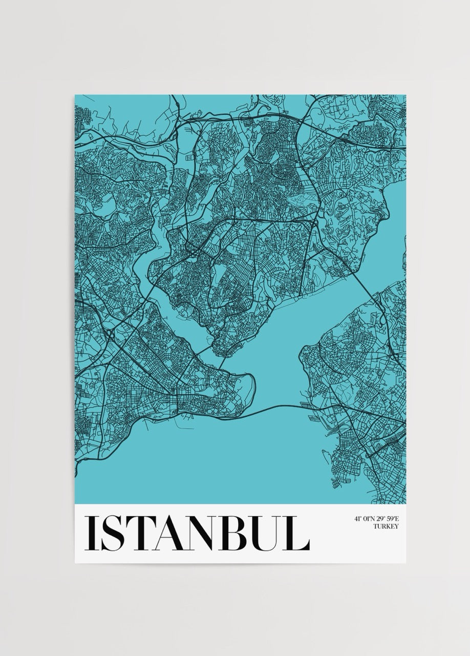 Turkuaz zemin üzerine siyah çizgilerle çizilmiş İstanbul şehir haritası posteri, boğaz ve iki kıtanın buluştuğu detaylı şehir planı.