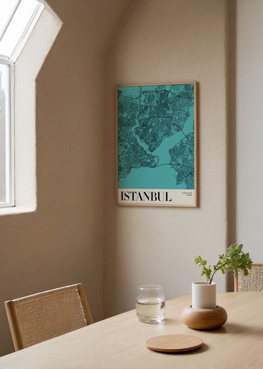Turkuaz zemin üzerine siyah çizgilerle çizilmiş İstanbul şehir haritası posteri, boğaz ve iki kıtanın buluştuğu detaylı şehir planı.