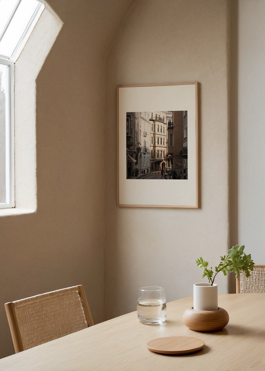 Merve Kurt İstanbul sokak fotoğrafı, sıcak gün ışığıyla tarihi binaları gösteren şehir posteri.