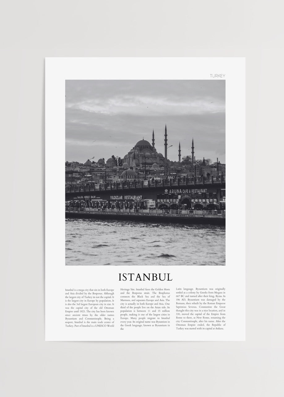 Galata Köprüsü ve Süleymaniye Camii’nin İstanbul siluetinde yer aldığı siyah beyaz şehir posteri