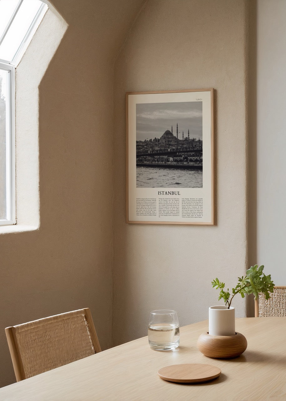 Galata Köprüsü ve Süleymaniye Camii’nin İstanbul siluetinde yer aldığı siyah beyaz şehir posteri