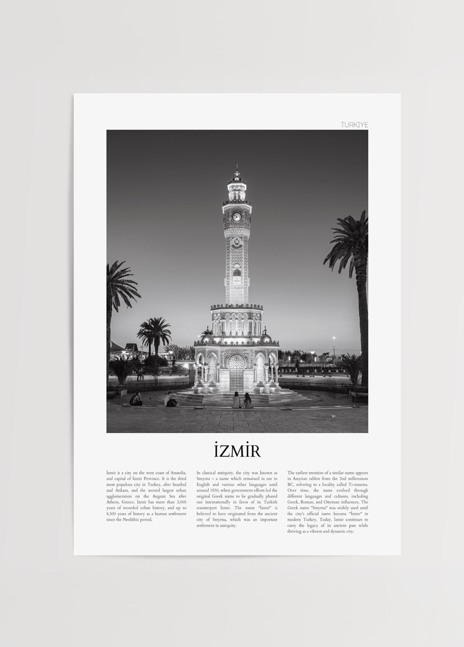 İzmir Saat Kulesi’nin gece çekimi siyah beyaz poster baskısı