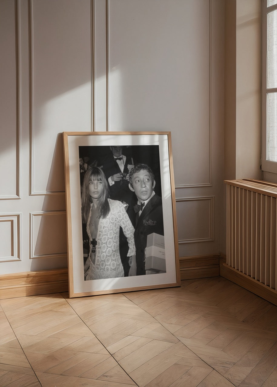 Jane Birkin ve Serge Gainsbourg’un bir davette birlikte görüntülendiği vintage siyah beyaz fotoğraf