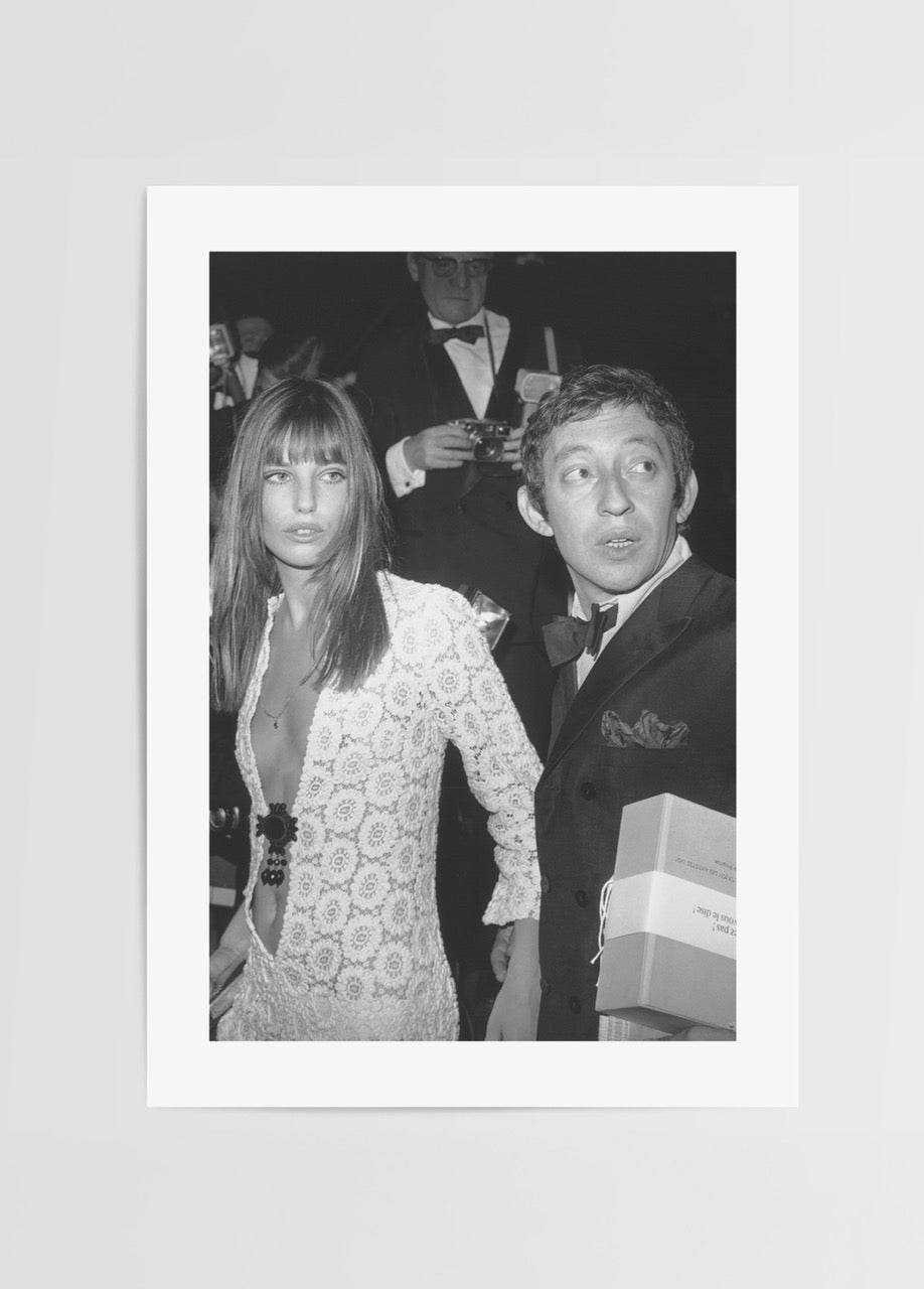 Jane Birkin ve Serge Gainsbourg’un bir davette birlikte görüntülendiği vintage siyah beyaz fotoğraf