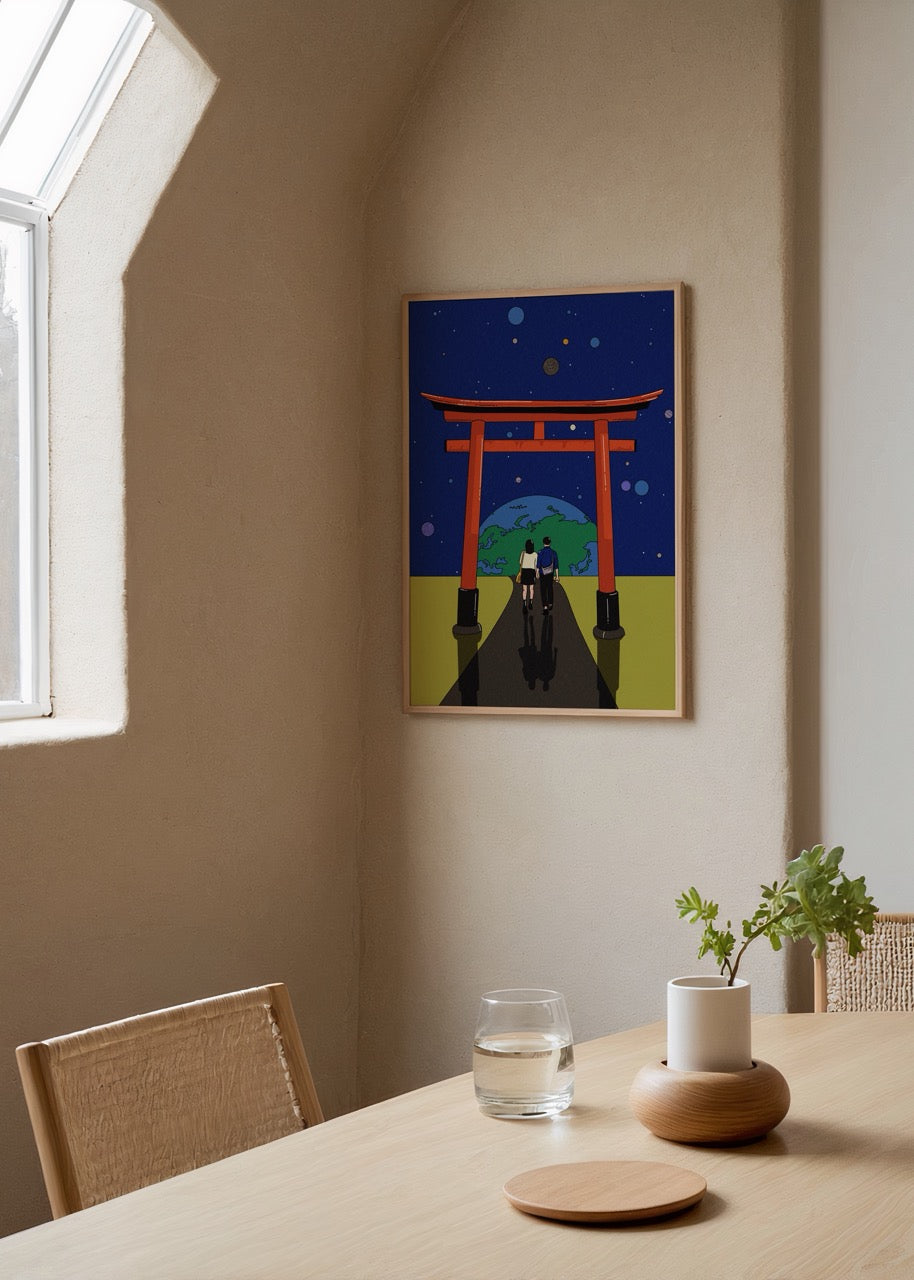 Japon Torii kapısı önünde yürüyen çift figürlü modern illüstrasyon posteri.