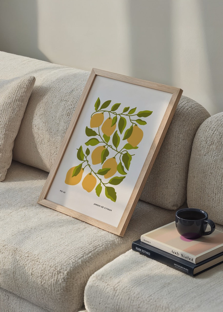 Modern stilize limonlar ve yapraklarla illüstrasyon posteri, beyaz arka plan üzerinde sarı ve yeşil renklerde çizim

