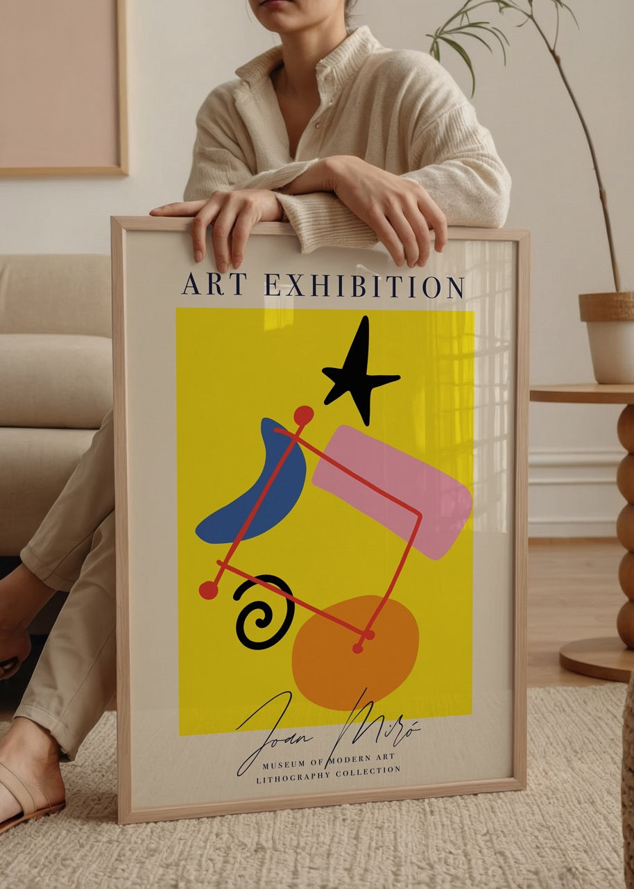 Sarı arka plana yerleştirilmiş soyut şekillerin yer aldığı, Joan Miró&