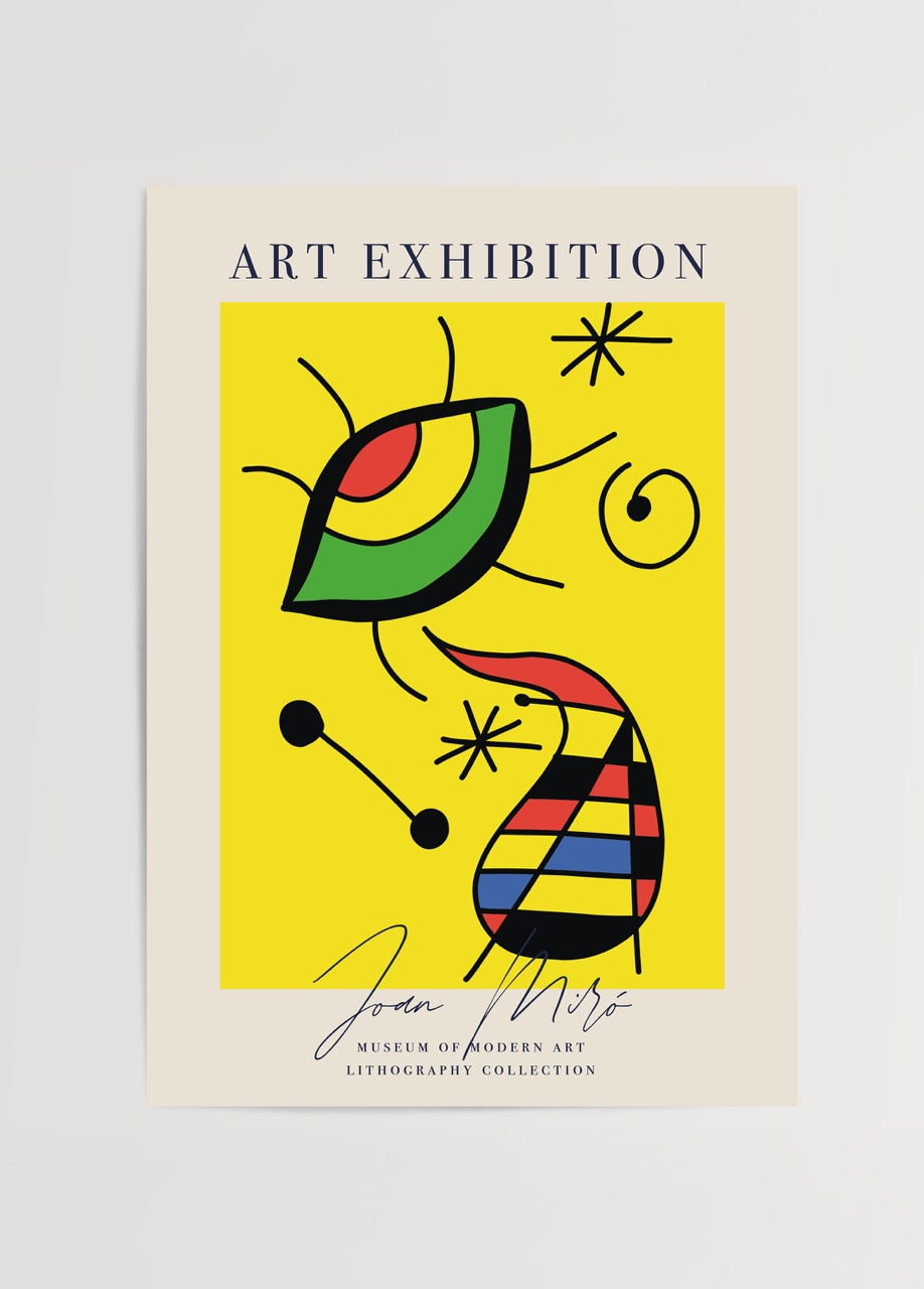 Sarı zemin üzerinde soyut göz figürü, çizgisel yıldızlar ve renkli çizgili formlarla Joan Miró tarzında bir sanat posteri.