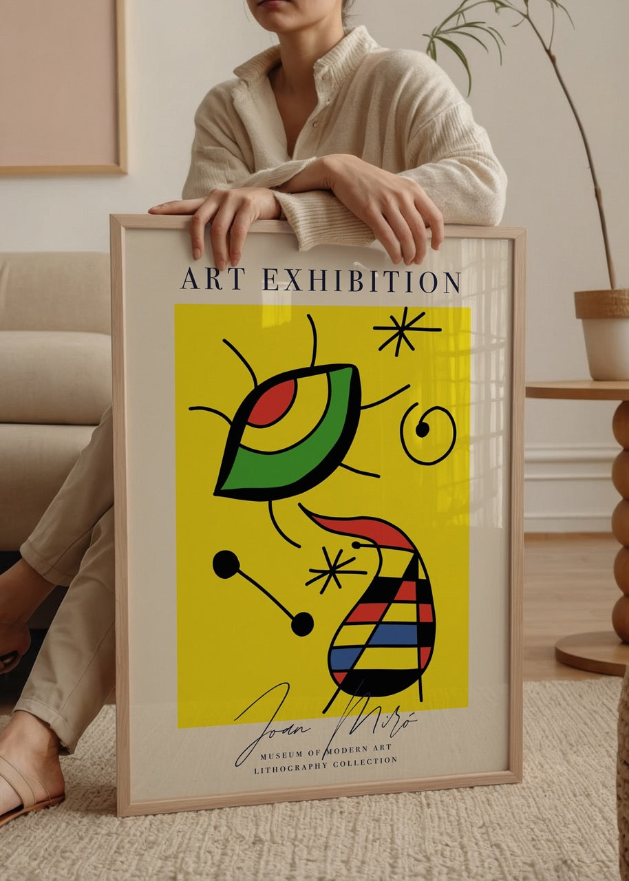 Sarı zemin üzerinde soyut göz figürü, çizgisel yıldızlar ve renkli çizgili formlarla Joan Miró tarzında bir sanat posteri.