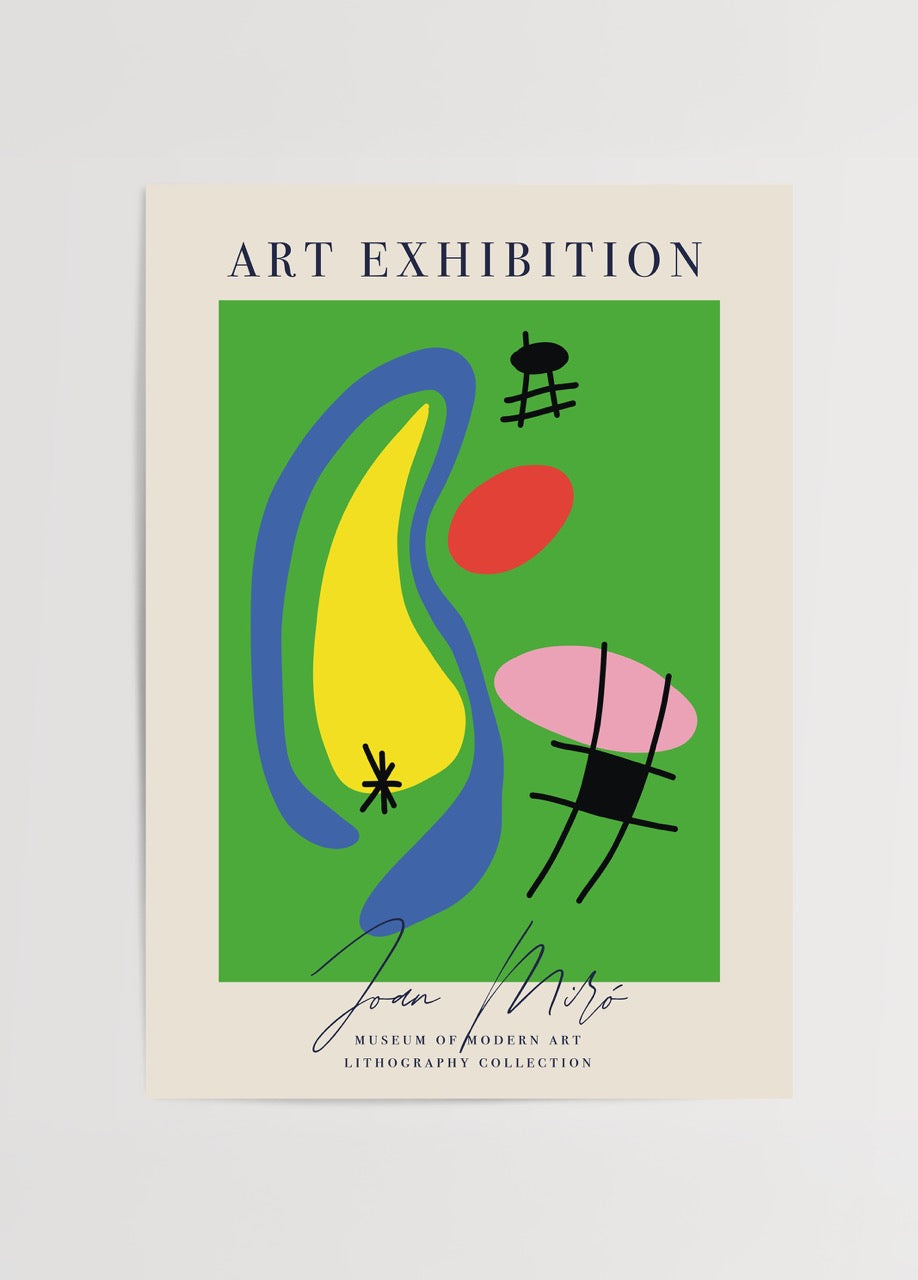 Yeşil zemin üzerinde sarı, mavi, kırmızı ve pembe şekillerin yer aldığı, Joan Miró imzalı modern litografi poster.