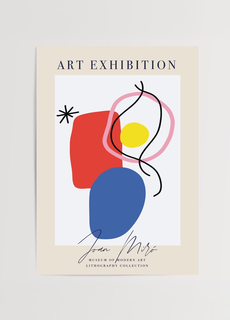 Bej çerçeveli, mavi, kırmızı ve sarı soyut şekillerle bezeli Joan Miró imzalı modern litografi poster tasarımı.