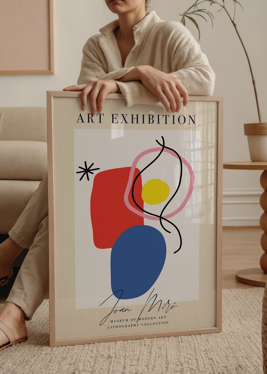 Bej çerçeveli, mavi, kırmızı ve sarı soyut şekillerle bezeli Joan Miró imzalı modern litografi poster tasarımı.