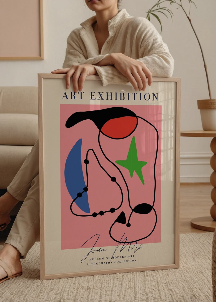 Pembe arka plan üzerinde mavi, siyah, yeşil ve kırmızı şekillerden oluşan Joan Miró stili soyut litografi poster.