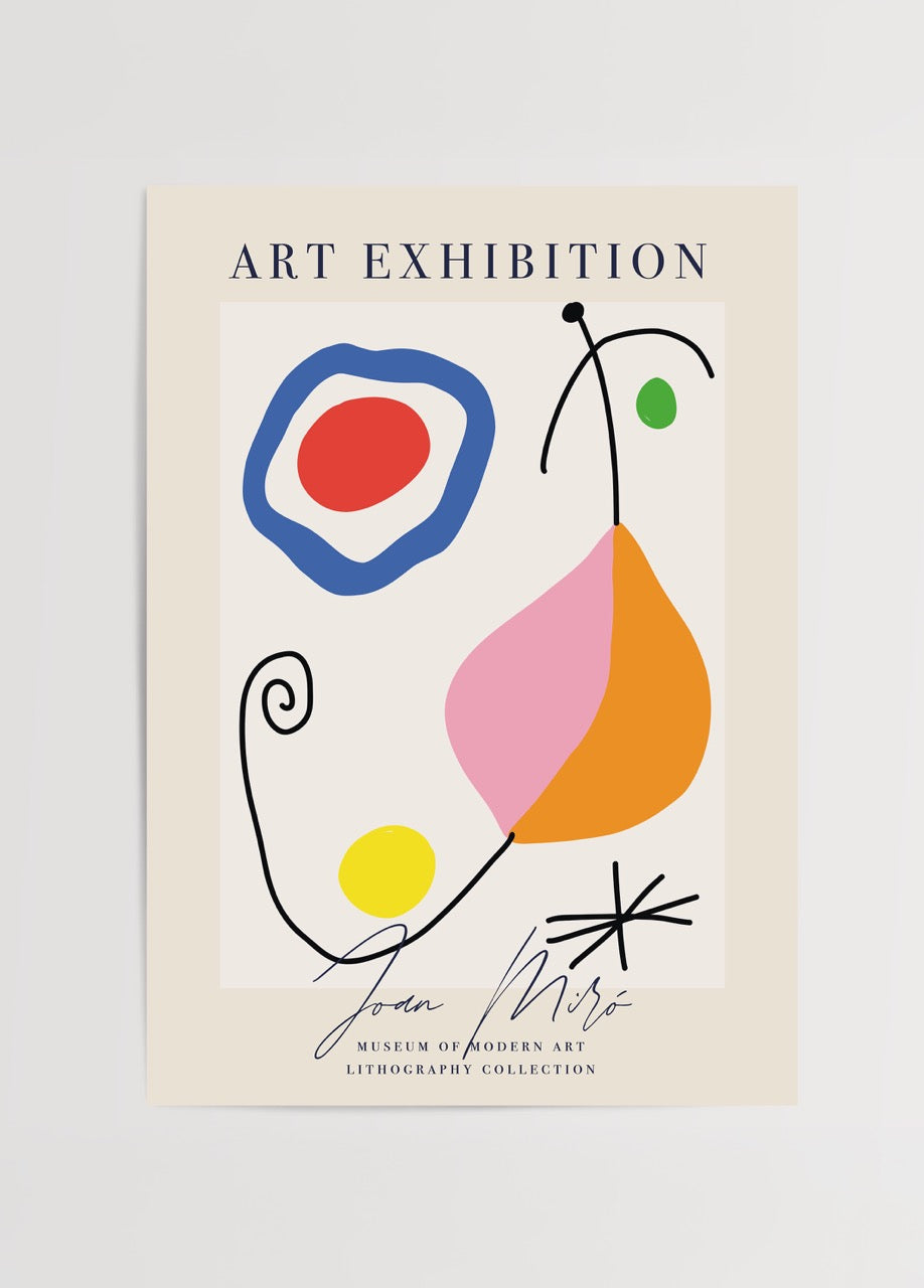 Bej arka plan üzerinde turuncu, pembe, mavi, kırmızı, sarı ve yeşil soyut şekillerle tasarlanmış Joan Miró tarzı modern sanat posteri.