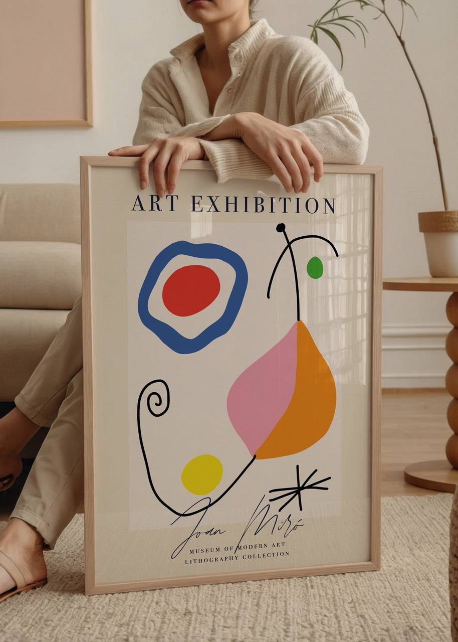 Bej arka plan üzerinde turuncu, pembe, mavi, kırmızı, sarı ve yeşil soyut şekillerle tasarlanmış Joan Miró tarzı modern sanat posteri.