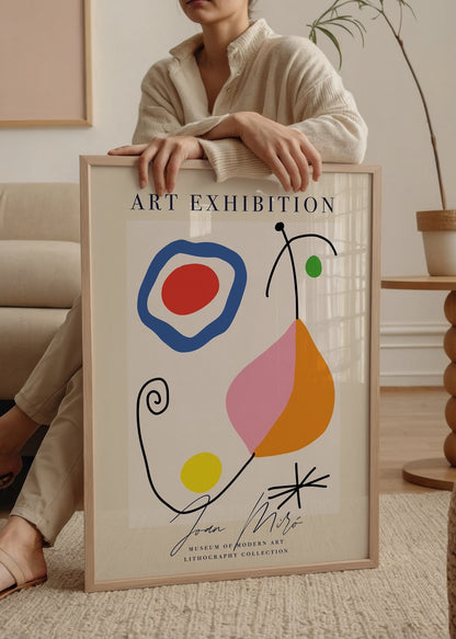 Bej arka plan üzerinde turuncu, pembe, mavi, kırmızı, sarı ve yeşil soyut şekillerle tasarlanmış Joan Miró tarzı modern sanat posteri.