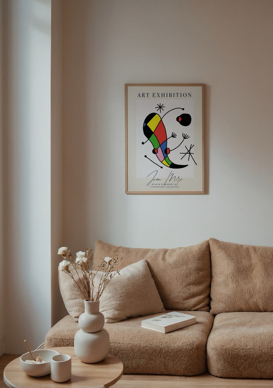 Joan Miró’nun litografi stilinden esinlenen, renkli formlar ve soyut çizgilerle oluşturulmuş canlı ve eğlenceli bir sanat posteri