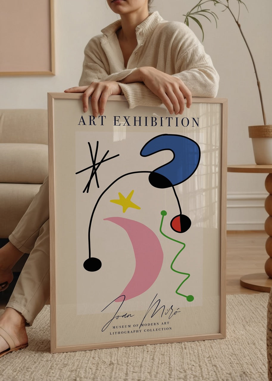 Krem zemin üzerine siyah, mavi, pembe, yeşil ve sarı formlarla oluşturulmuş Joan Miró tarzı soyut poster tasarımı.