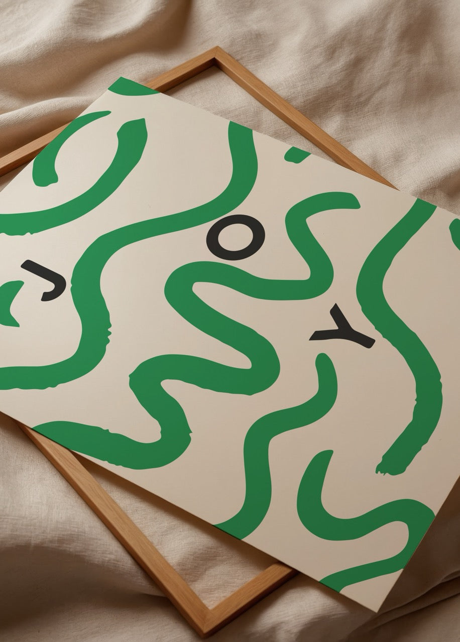 JOY yazılı modern tipografi posteri, yeşil soyut çizgilerle tasarlanmış minimal dekoratif baskı.