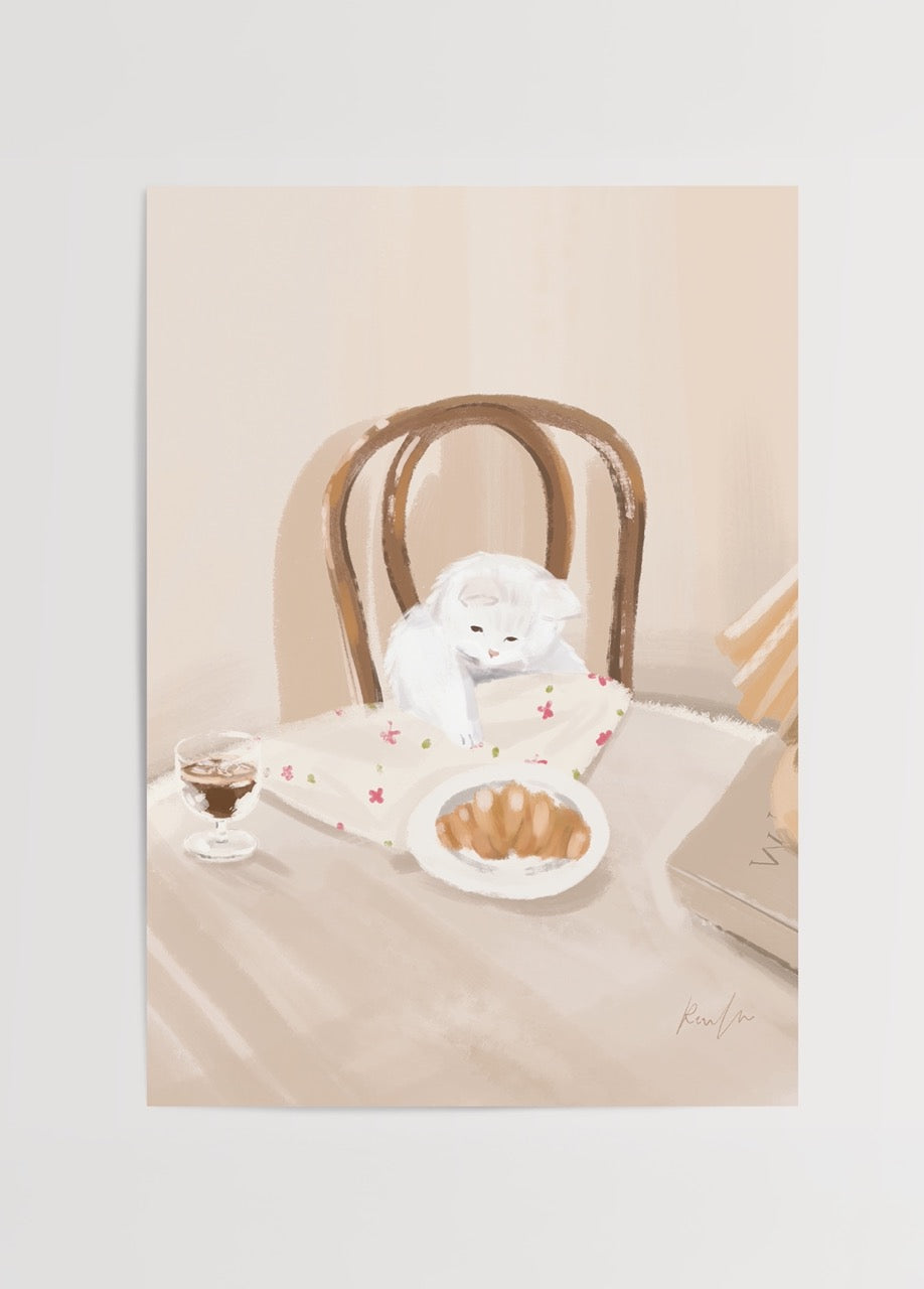 Çiçek desenli örtüye sarılmış beyaz kedi, croissant ve kahve eşliğinde cozy bir sabah sahnesini betimleyen pastel illüstrasyon posteri.