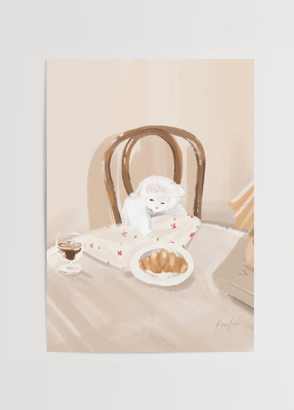 Çiçek desenli örtüye sarılmış beyaz kedi, croissant ve kahve eşliğinde cozy bir sabah sahnesini betimleyen pastel illüstrasyon posteri.