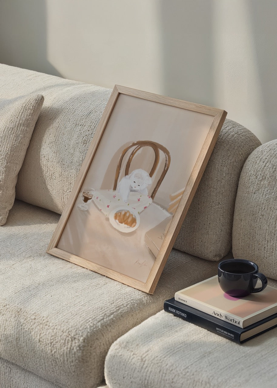 Çiçek desenli örtüye sarılmış beyaz kedi, croissant ve kahve eşliğinde cozy bir sabah sahnesini betimleyen pastel illüstrasyon posteri.