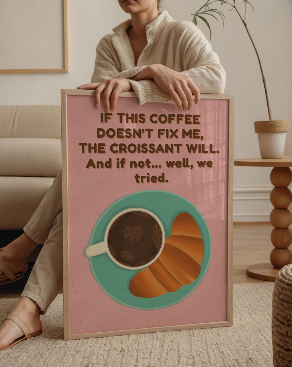 Özge Özcan Kahve &amp; Kruvasan posteri; pembe zemin üzerinde kahve fincanı ve kruvasan illüstrasyonu.