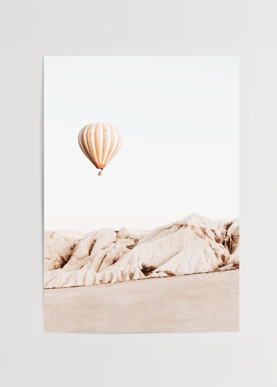 Kapadokya’da sıcak hava balonu ve kayalık manzara görünümlü poster baskı