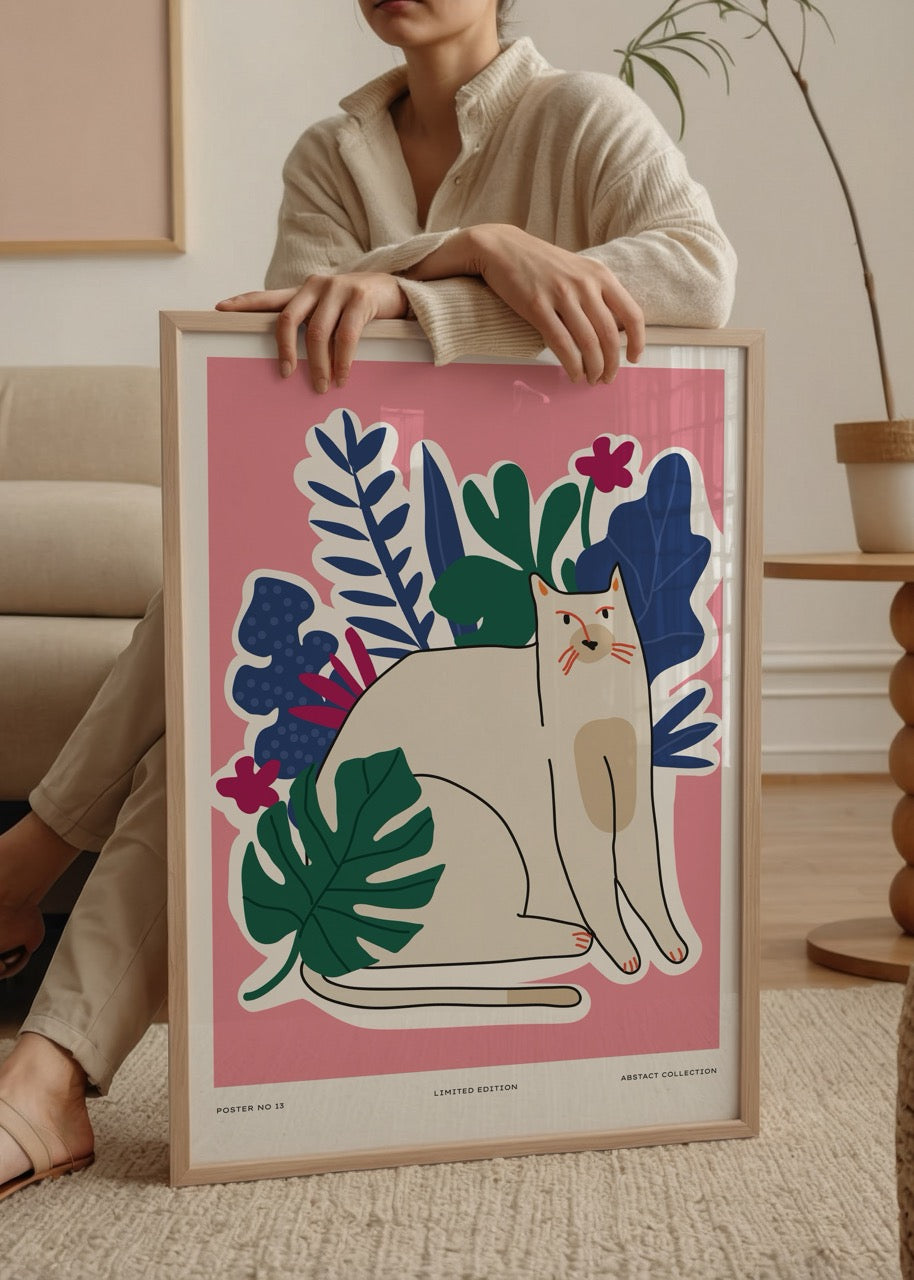 Pembe arka plan üzerine yeşil yapraklar arasında oturan beyaz kedi illüstrasyonu posteri