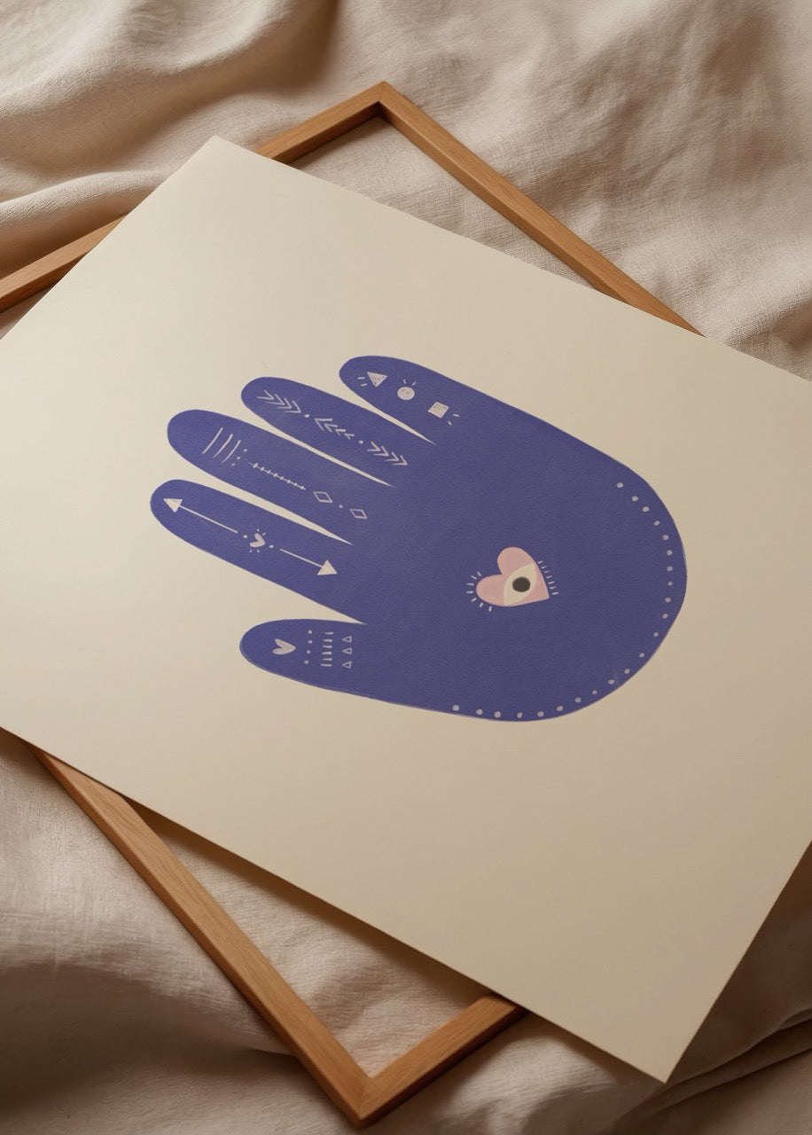 Koruyucu sembollerle dolu mavi bir el figürünü gösteren, sezgisel ve mistik bir illüstrasyon posteri.