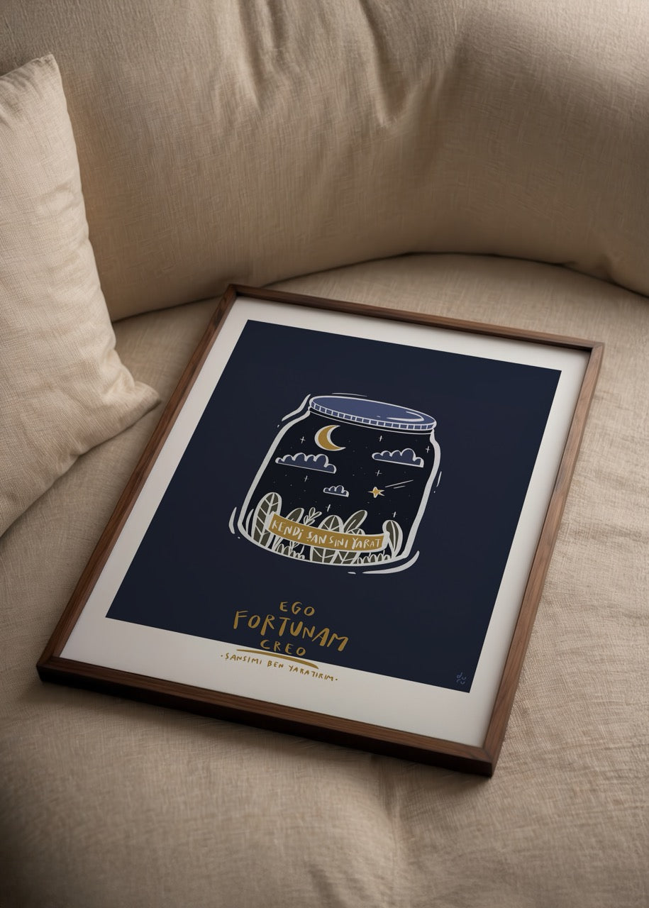 Cam kavanoz içinde ay, yıldızlar ve bitkiler bulunan, “Kendi Şansını Yarat” yazılı ilham verici illüstrasyon posteri.