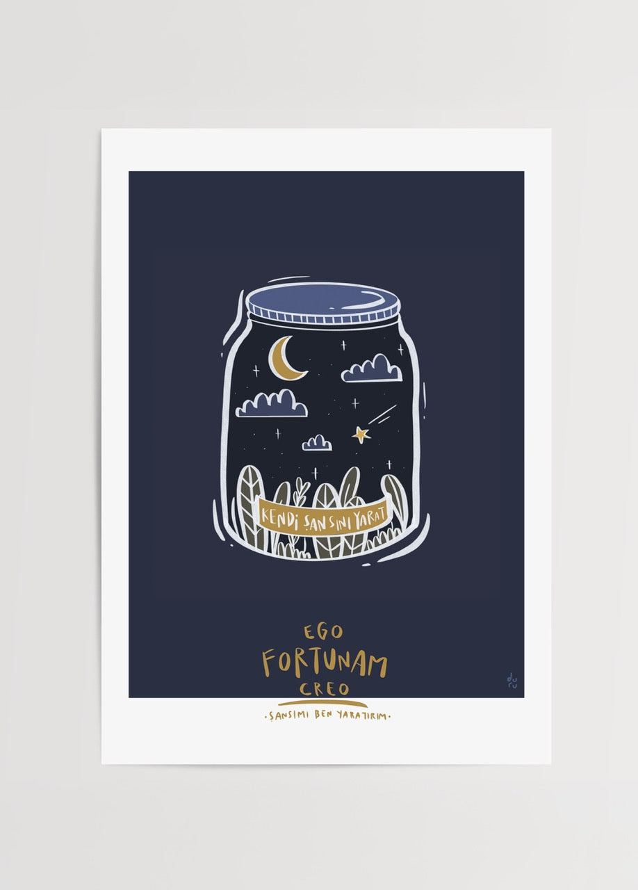 Cam kavanoz içinde ay, yıldızlar ve bitkiler bulunan, “Kendi Şansını Yarat” yazılı ilham verici illüstrasyon posteri.