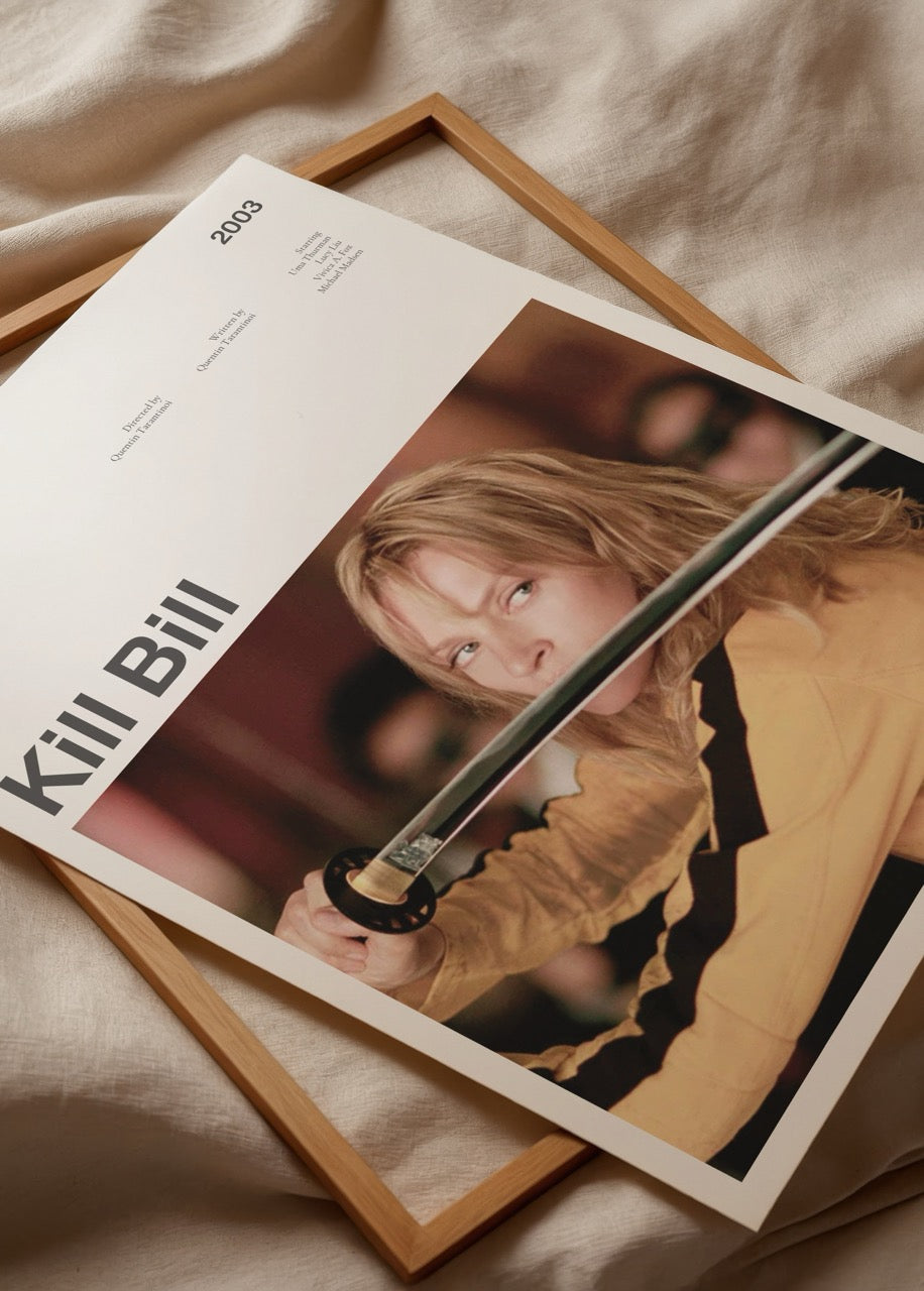 Kill Bill filmi poster baskısı, sarı kostümlü kadın karakter sahnesi