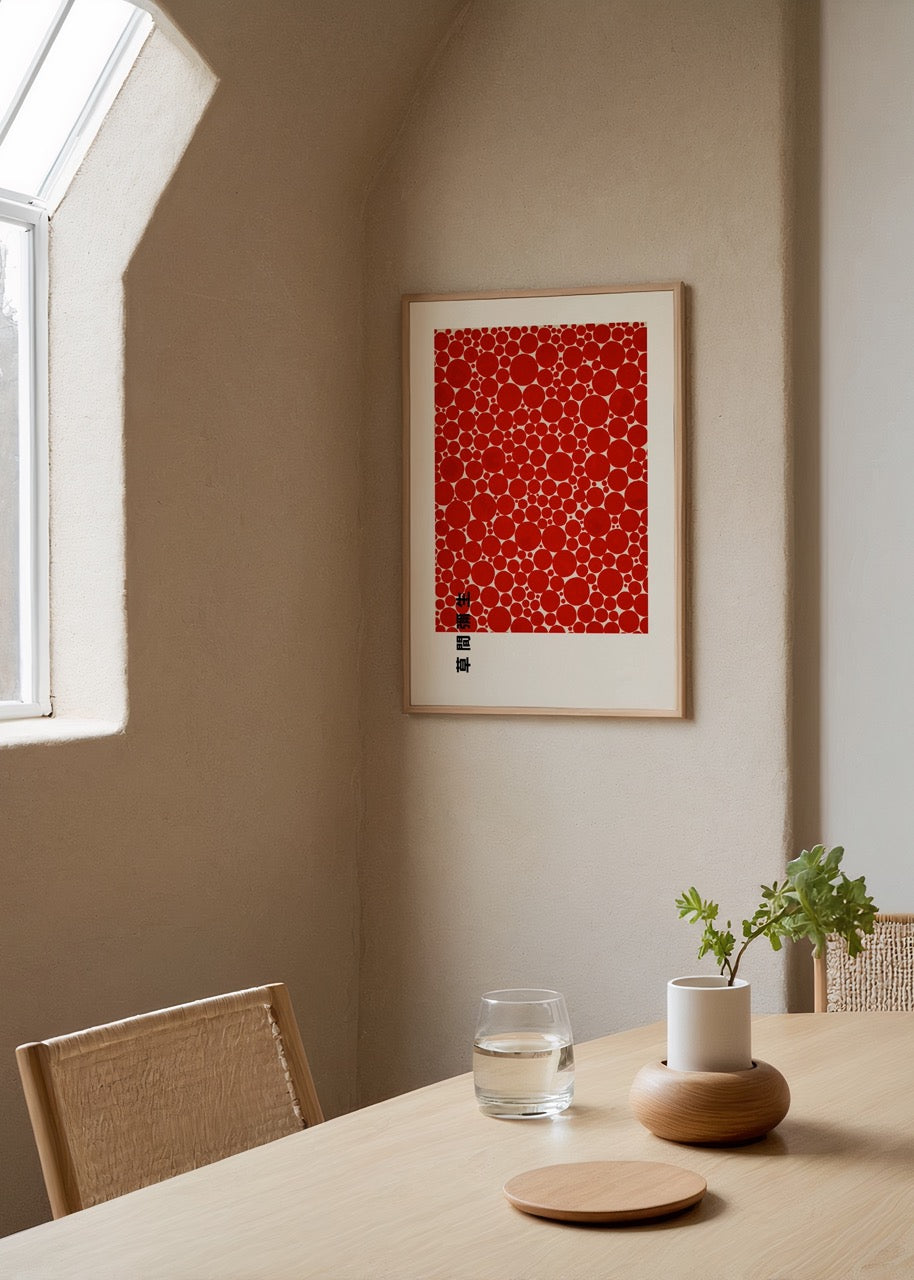 Beyaz zemin üzerinde kırmızı daire desenlerinden oluşan Japon stil minimal poster baskı