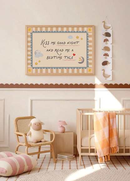 Ay, yıldız ve bulut illüstrasyonlarıyla çevrili "Kiss me good night and read me a bedtime tale" yazılı çocuk odası posteri.